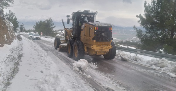 Antakya Belediyesi, karla kaplı yolları ulaşıma açtı
